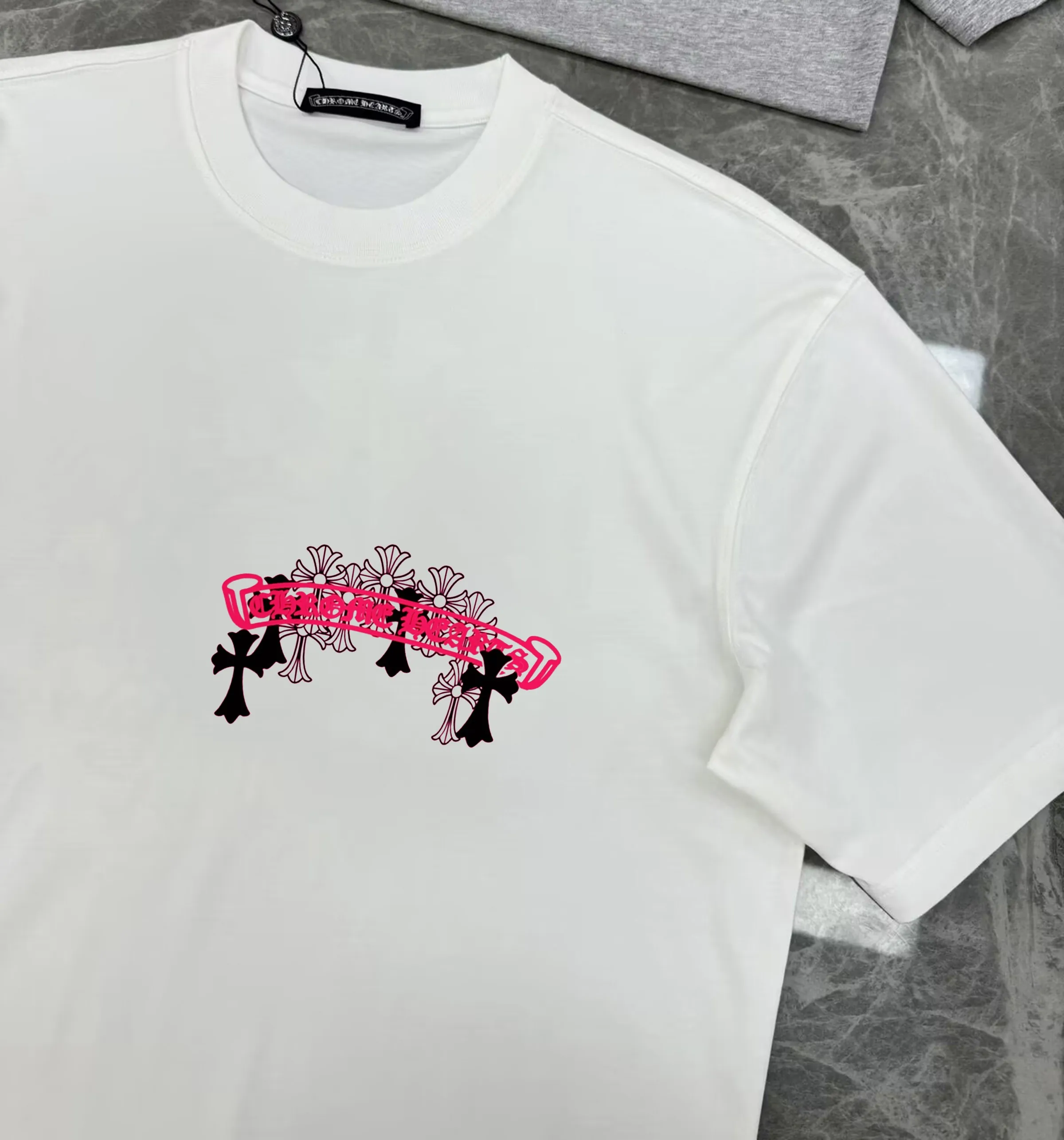 🅿️190 Kroxin 2025 new Sanskrit couple style short-sleeved T-shirt 🔥High version🔥 Original fabric Digital direct printing technology Same style as Internet celebrity High version High quality😘😘 The fabric is made of 250g Solona cotton fabric. It feels super comfortable, fashionable and personalized. A super versatile and good-looking T-shirt. Very suitable for both men and women. A must-have for everyone. Color: black, white Size: S-xxl